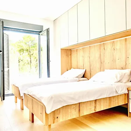 Andrea Deluxe With Pool *