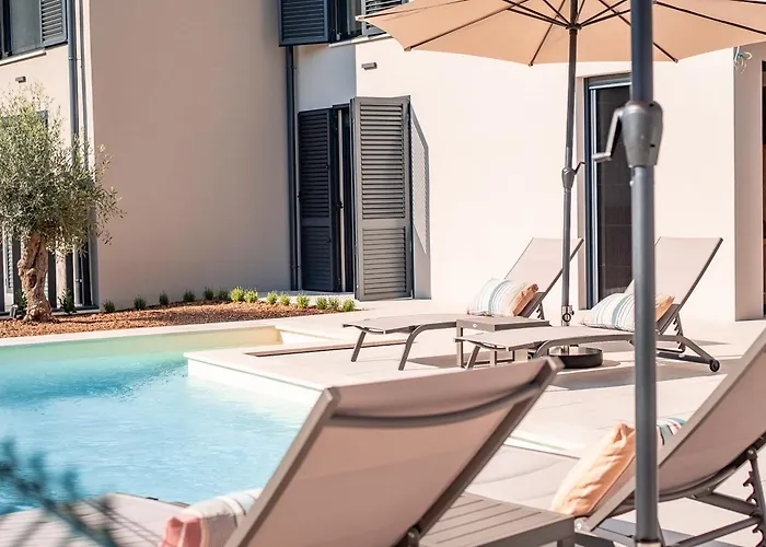 Andrea Deluxe With Pool דירה