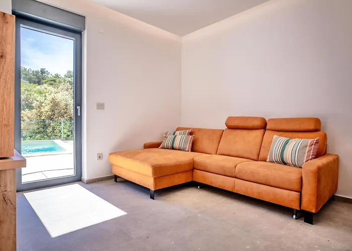 Andrea Deluxe With Pool