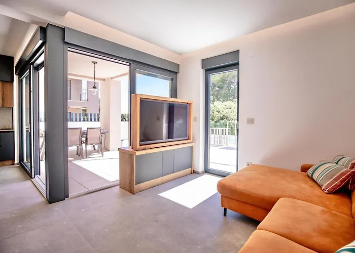 Andrea Deluxe With Pool *