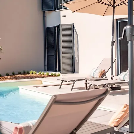 Andrea Deluxe With Pool Apartament